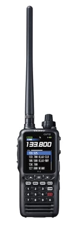 Yaesu FTA-850L, vista frontal con pantalla de comunicación y antena
