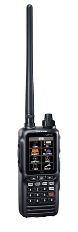 Yaesu FTA-850L, vista frontal derecha con antena y pantalla de menú a color