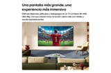 Imagen ambientada frontal de la serie LG NU80 en sala, con una escena de fútbol.