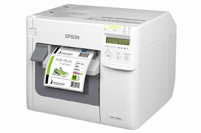 Epson ColorWorks C3500, perspectiva con etiqueta impresa