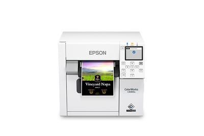 Epson ColorWorks CW-C4000, vista frontal con etiqueta impresa