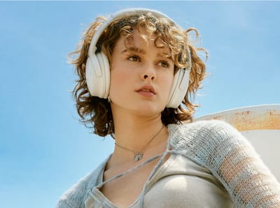 Audífonos Bose QuietComfort Headphones White Smoke, galería oficial del producto.