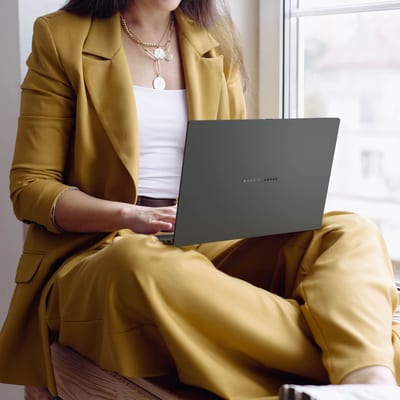 ASUS Zenbook 14 UM3405GA-ZB_70: equipo en uso