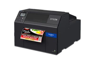 Epson ColorWorks CW-C6500A, vista en perspectiva con etiqueta impresa