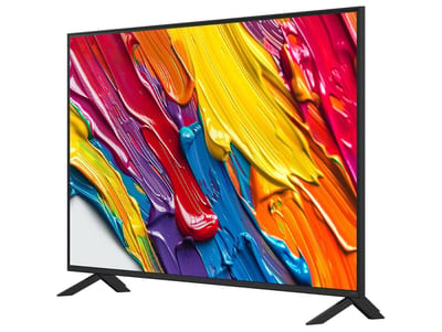 Vista en ángulo del televisor LG 55QNED82ASG QNED 4K de 55 pulgadas.